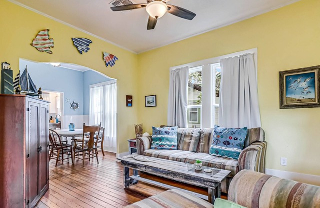 Dog-Friendly, Single Story Cottage with High-Speed WiFi and Central AC