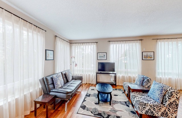 Dog-friendly sound-front cottage with fireplace, deck, lawn, beach access, & W/D