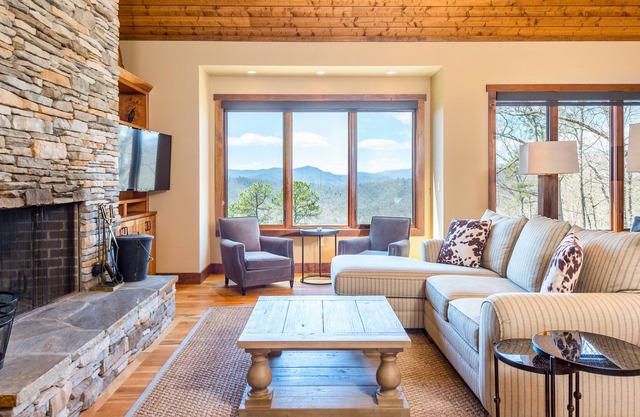 Dog-friendly Sutton Knob cottage with long-range Pisgah views and wood fireplace