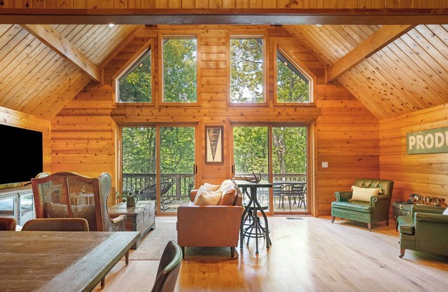Dog Friendly Wooded Modern Cabin in Wintergreen with Deck & High Speed Wifi