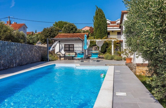 Dog-friendly villa close to the beach with sea views, private pool, barbecue