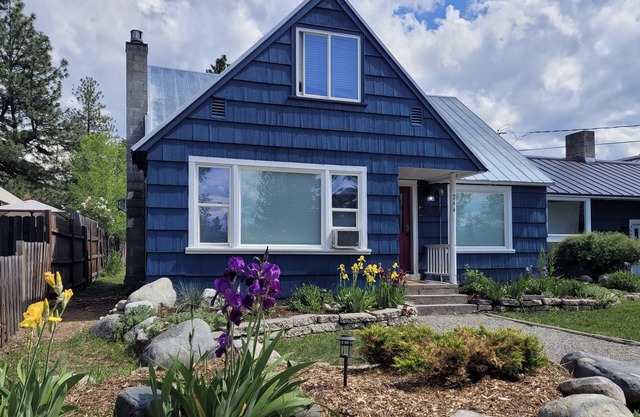 Dog Friendly! Wrangle In-A Block Above Downtown Winthrop!