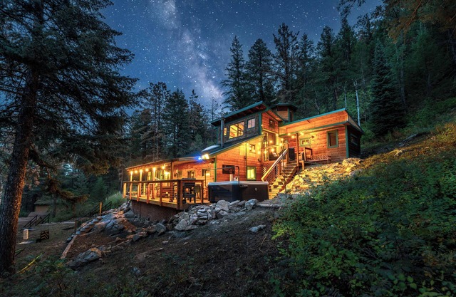 Dog-Friendly Year-Round Creekside Cabin Hot Tub 5.8 Acres