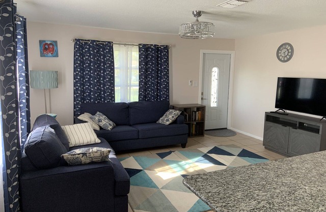 Dogs and cats friendly renovated duplex 5 min drive from the beach