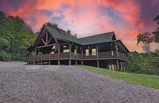 Dogwood Manor Hocking Hills: Family Friendly 8 bedrooms. WALK to Old Mans Cave!