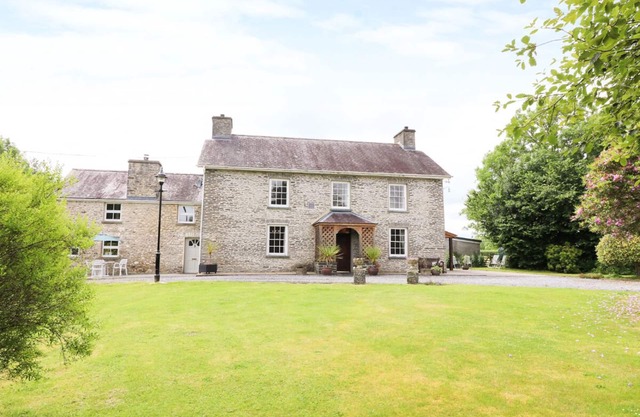 DOLAU FARMHOUSE, family friendly, with a garden in Lampeter