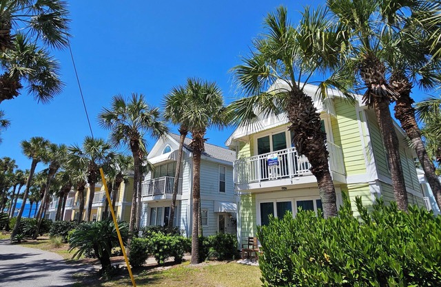 Dolphin Daze-Unit B - Downstairs - Walk to the beach!
