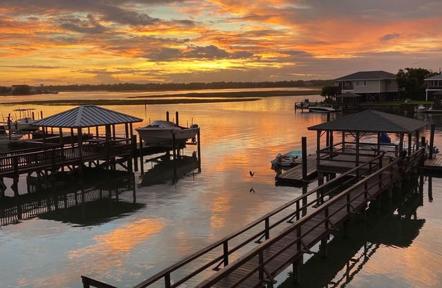 DOLPHIN HOUSE - Family Vacation Cottage- Special rates for July and August!