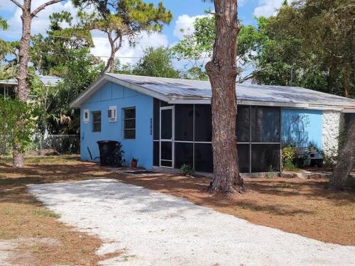 Dolphin Updated Cottage On River - 1 Mile to Beach Kitchen Washer Dryer