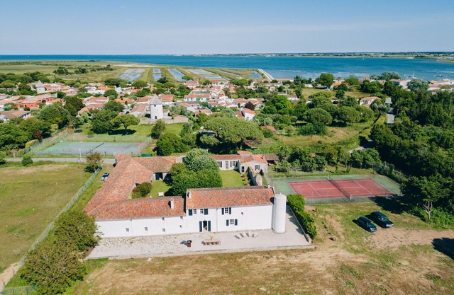 Domaine des Tours - Tennis Court