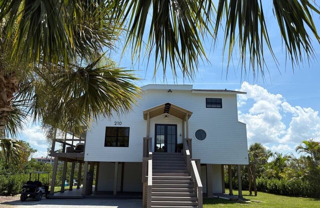Don Pedro Island: Canal w. dock and 5-Min to Beach