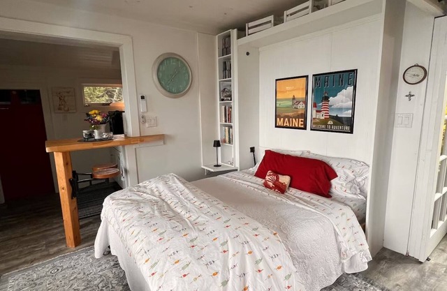 Don't miss this charming studio overlooking Quahog Bay in scenic Harpswell!
