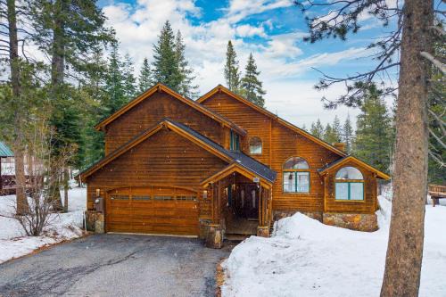 Donner Ridge by AvantStay Minutes to Skiing Deck Ping Pong Pool Table