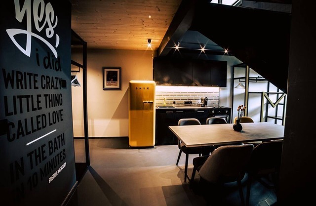 DONT STOP ME NOW 3 Bedrooms - Boutique Apartments OLD SCHOOL
