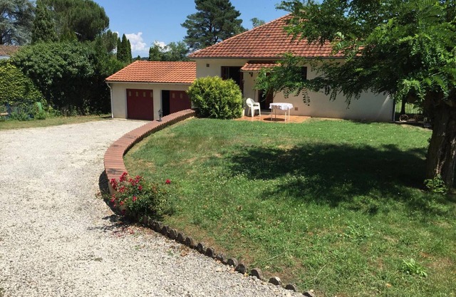 Dordogne Getaway: Riverside House with Private Parking
