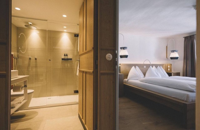 Double room "small", incl. breakfast - arthotel Blaue Gans