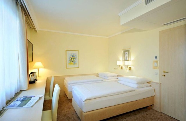 Double room standard with shower and bath, toilet - clipper, hotel