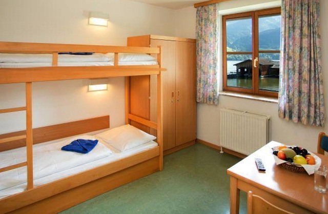 Double room with shower, toilet, non-smoking - YOUNG HOTEL ZELL AM SEE