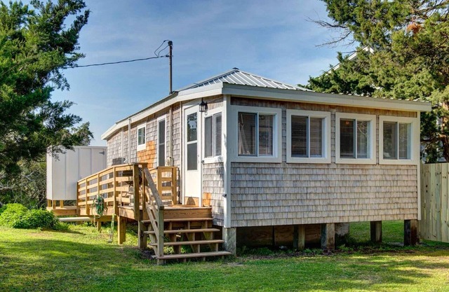 Down Point Hideaway: Boho chic 1 bedroom home just steps from Springer's Point -