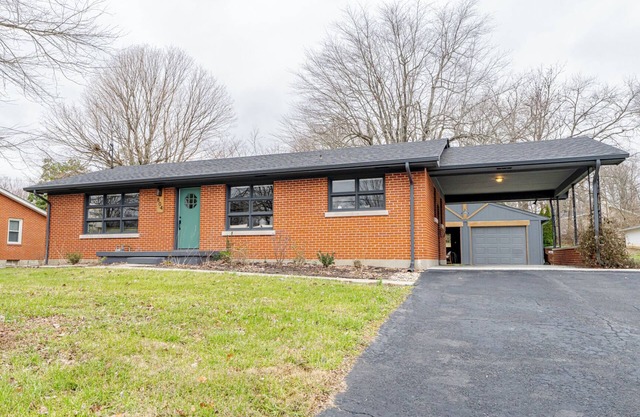 Down the stretch Cozy 3 bedroom in Elizabethtown, KY with outdoor living area