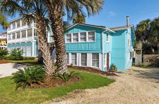 Downstairs 2BR apartment C- Beach access across the street