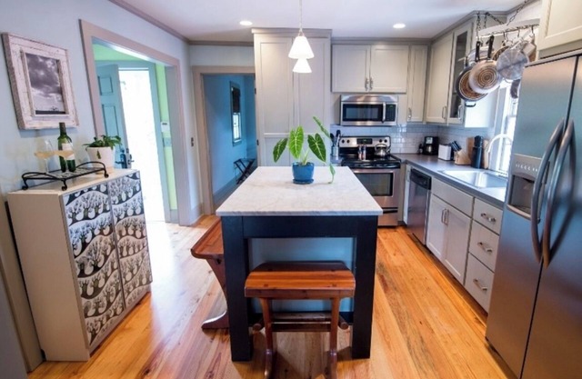 Downtown 2 bedroom, sun-filled historic condo w/workspace, beautiful balconies