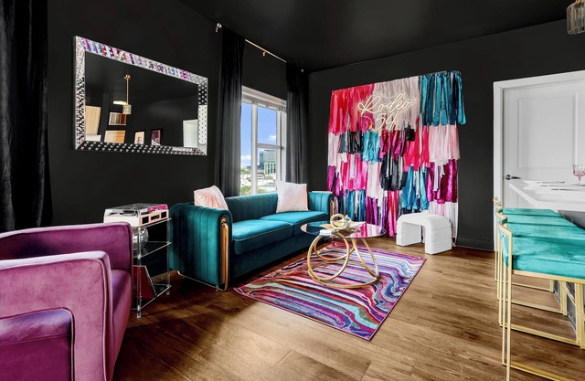 Downtown 3BR/3BA Luxury Stay. Skyline Views, Pool, Gym, & Walk to Broadway