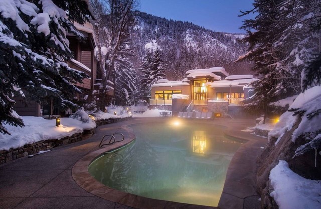 Downtown Aspen 2 Bedroom just 3 Blocks to lift w/on-site cafe and shuttle!