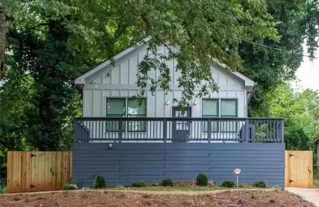 Downtown Atlanta - West End Modern 3 bedroom/2 bath Bungalow