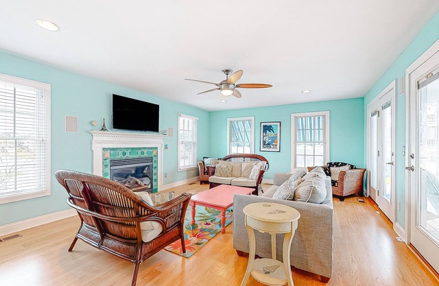 Downtown Bethany Beach house w/gas grill, outside shower and screened porch