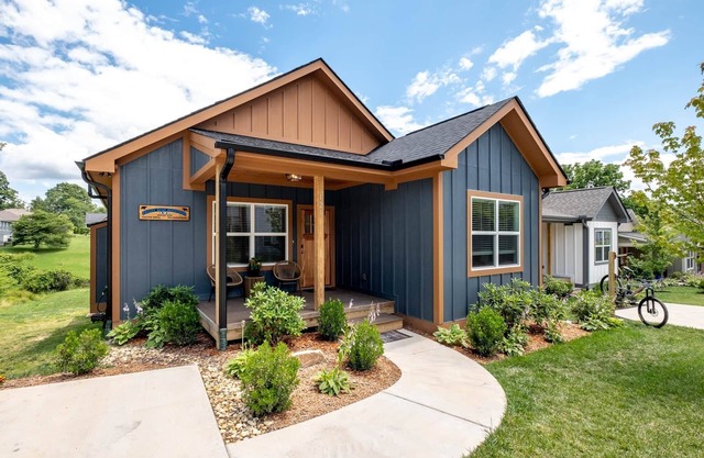Downtown Brevard 5BR Retreat & Cyclists’ Dream
