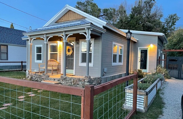 Downtown Buena Vista Cottage - STR-044