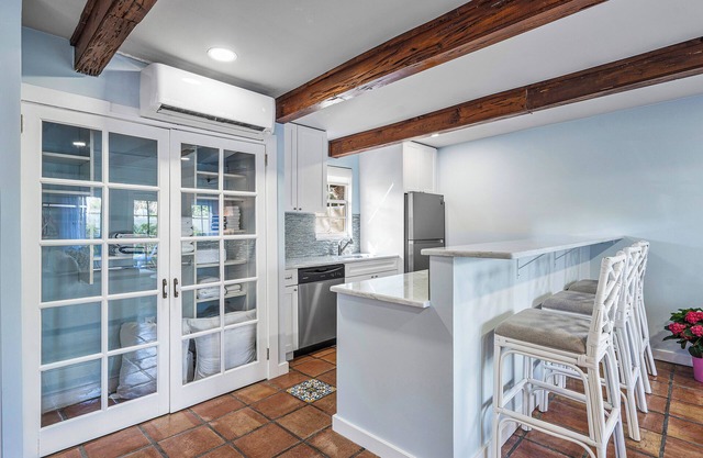 Downtown Delray cottage w/GOLF CART & Beach Pass! Walk to Atlantic Ave & Tennis.