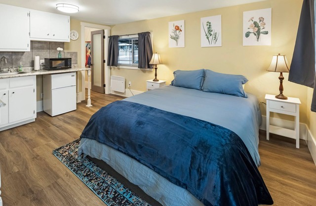 Downtown Friday Harbor! Adults Only (CCS#4)