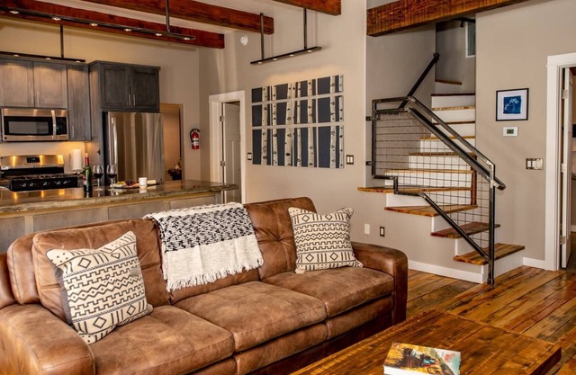 Downtown Gem-Luxury Mountain Modern-Hot Tub-Walk To Downtown Amenities-25 Minutes to Wolf Creek