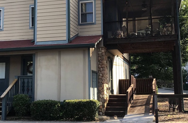 Downtown Helen VIlla, Accessible, Hot Tub, Elevator, Fireplaces,