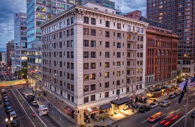 Downtown Hotel! 4 Relaxing and Modern Units, Art Gallery, Pets are Welcome!