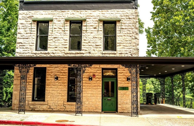 Downtown+HotTub+Wifi+FreeParking Entire Building @151 Spring