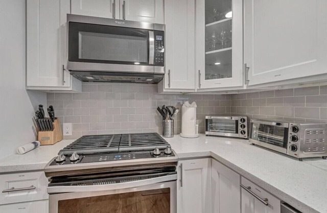 Downtown l 2 Bedroom l Sleeps 4 l Convenient