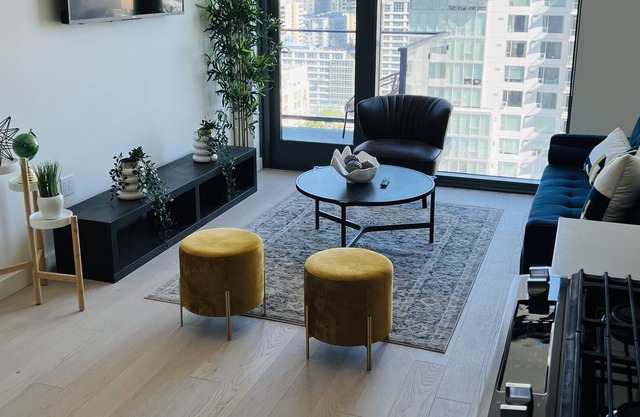 DOWNTOWN L.A Scenic Condo with pool and basketball court