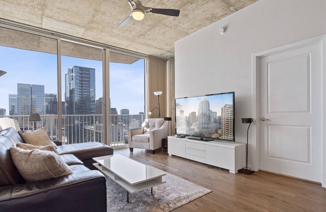 Downtown Luxury Hi-rise 2 BR/2Bth, 2 garage spaces, gym, heated pool, 55&70"HDTV