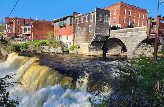 *Downtown Middlebury Waterfall Studio Apartment*