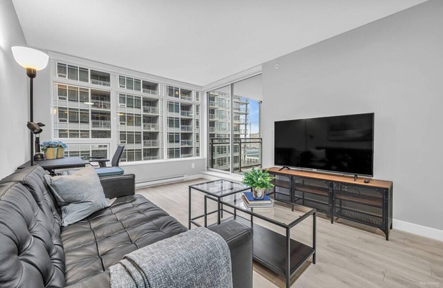 Downtown Modern 1 Br & Den | Steps to Transit & YVR & Shopping