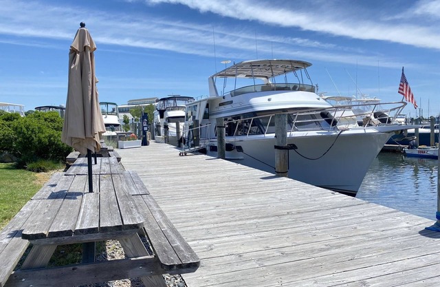 Downtown Mystic River Yacht with Sweeping Views