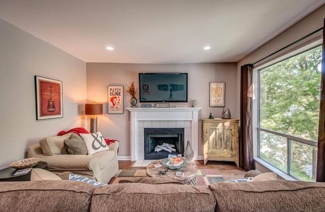 Downtown Nashville River Oasis - Wonderful 2BR/2BA with Pool, Gym, FREE PARKING!