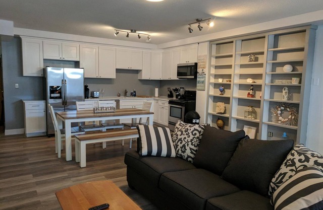 DOWNTOWN NEWPORT HOTSPOT! Private Parking included-convenient. Over 100+review's