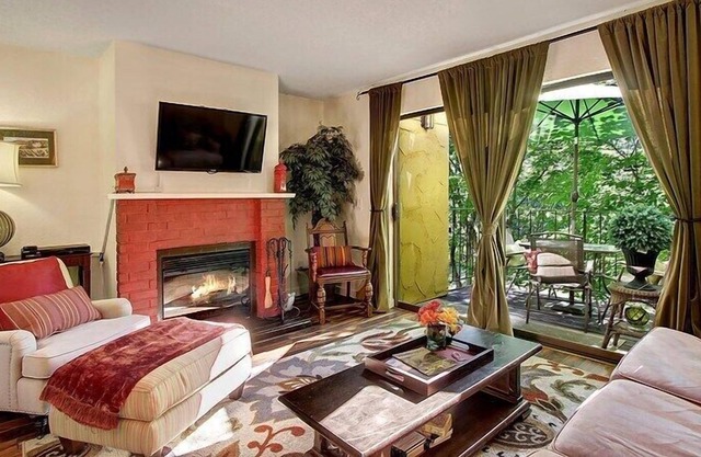 Downtown Redmond 2 bed 1.5 bath