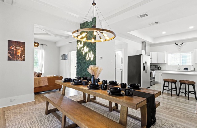 Downtown Retreat 7 Beds 3.5 Bathrooms Heated Pool Sleeps 12 Cowboy Manor