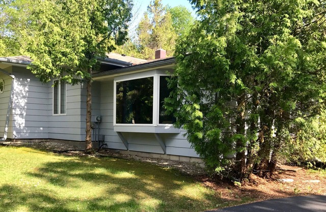 Downtown Sister Bay Cottage (walk to everything), Open Year Round.