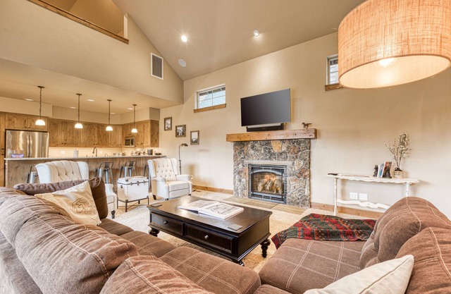 Downtown Sisters home w/private hot tub & fenced yard - dogs welcome